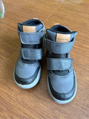 Geox Kids Gray and Black Double-Strap High-Top Boots with Tan Accents